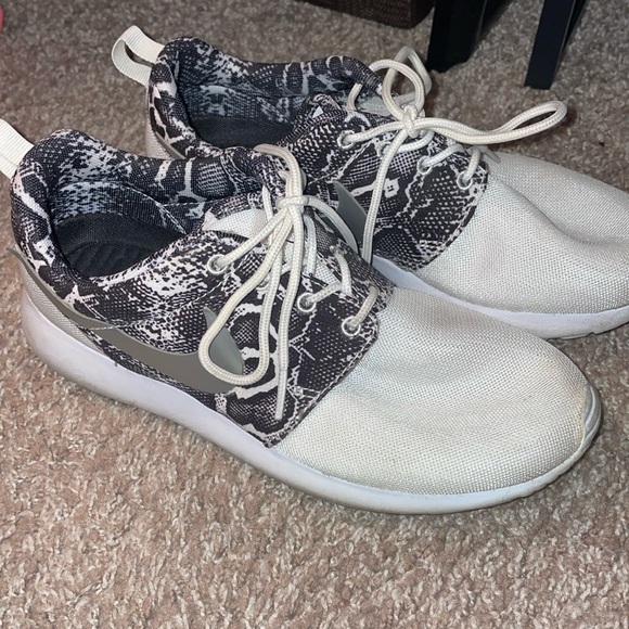 Nike. Size 7 Women’s Tennis Shoes - Picture 1 of 6